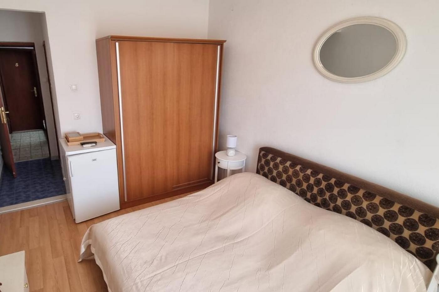 Apartments And Rooms With Parking Space Supetar, Brac - 5658 Rom bilde