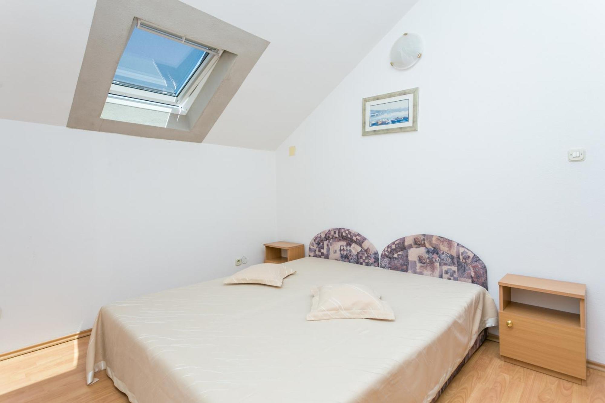 Apartments And Rooms With Parking Space Supetar, Brac - 5658 Rom bilde