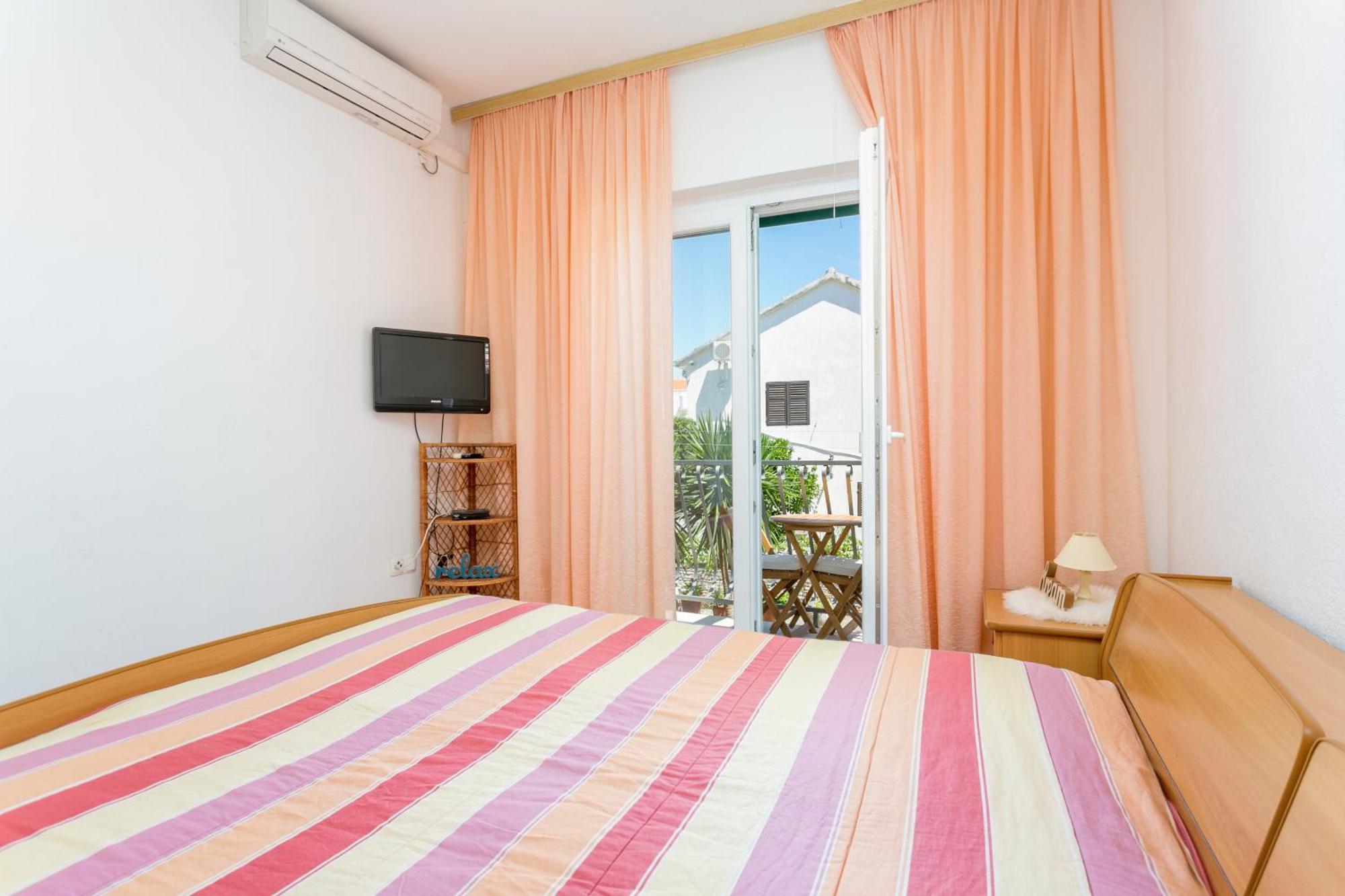 Apartments And Rooms With Parking Space Supetar, Brac - 5658 Rom bilde